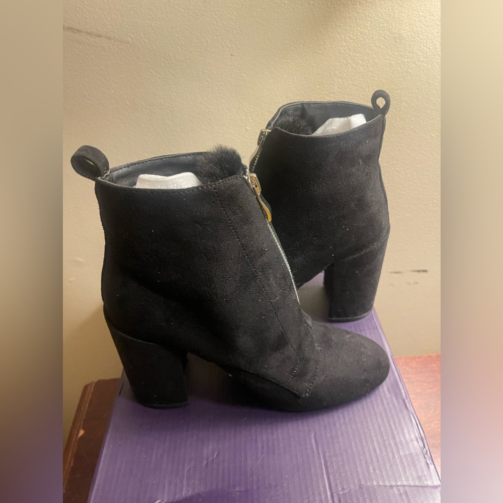 NWB BLACK FUR TONGUE ZIP BOOTIES